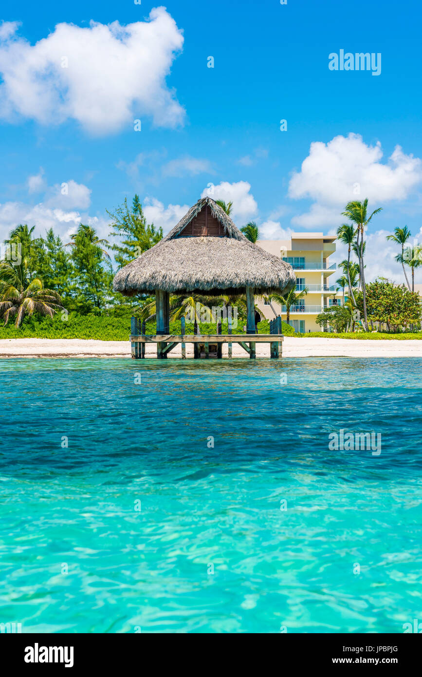 Playa Blanca, Punta Cana, République dominicaine, la mer des Caraïbes. Hutte de chaume sur la plage. Banque D'Images