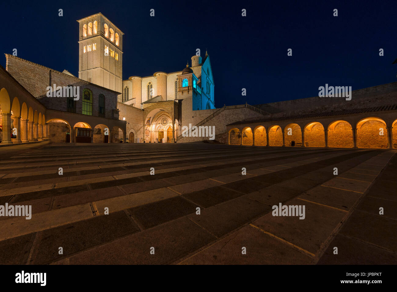 L'Italie, l'Ombrie, assise, Basilique de Saint François par nuit Banque D'Images