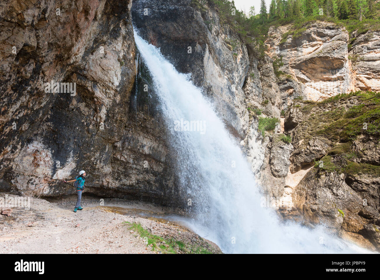 Une vue de l'imposante cascade dans le parc naturel de Fanes, province de Belluno, Vénétie, Italie, Europe Banque D'Images