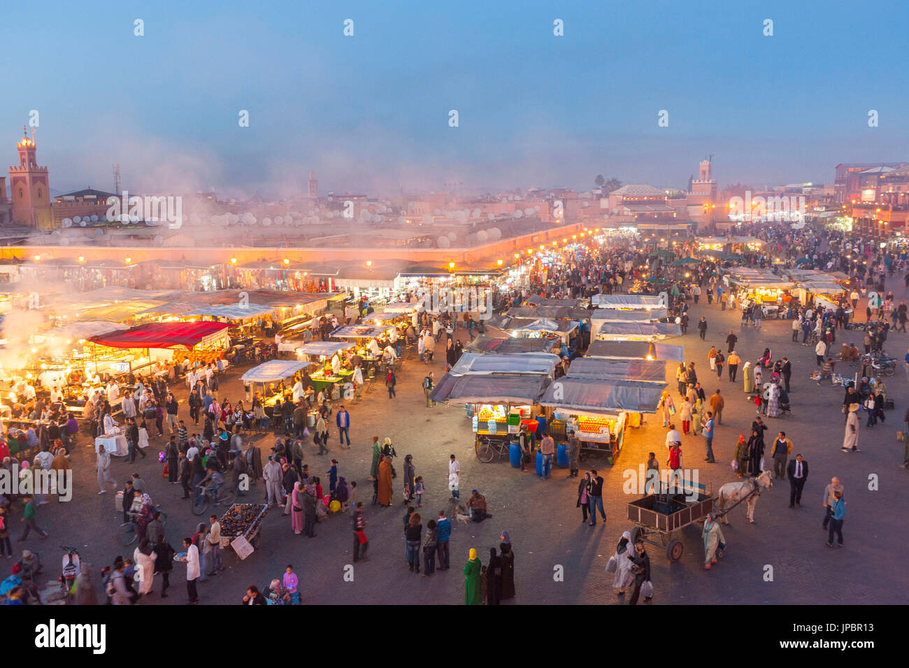 Place Jemaa el Fna, Marrakech, Maroc. Calage du soir au coucher du soleil. Banque D'Images