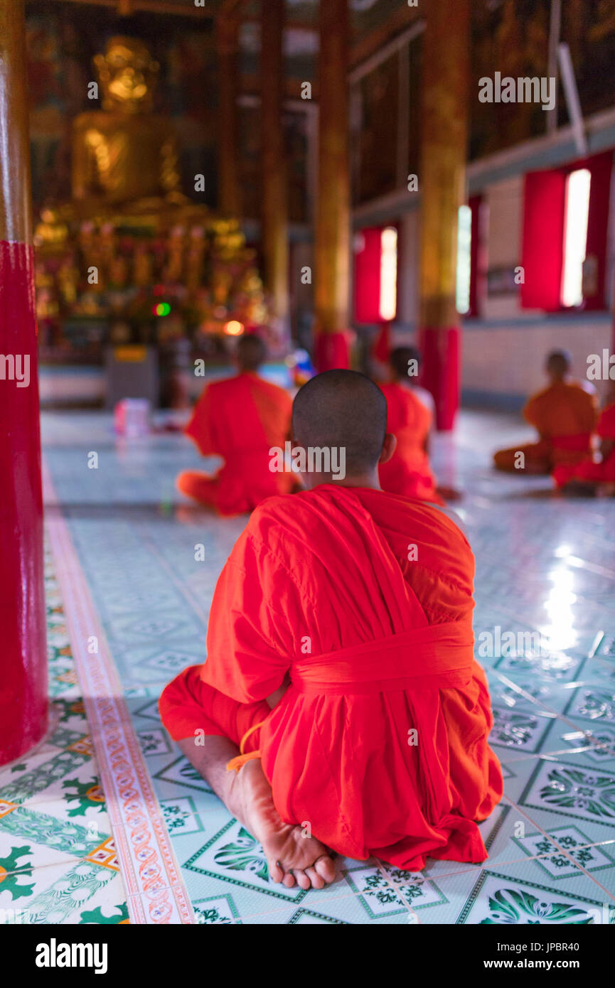 Tra Vinh, Delta du Mékong, Sud du Vietnam. Les moines Khmers Krom prier dans le temple. Banque D'Images