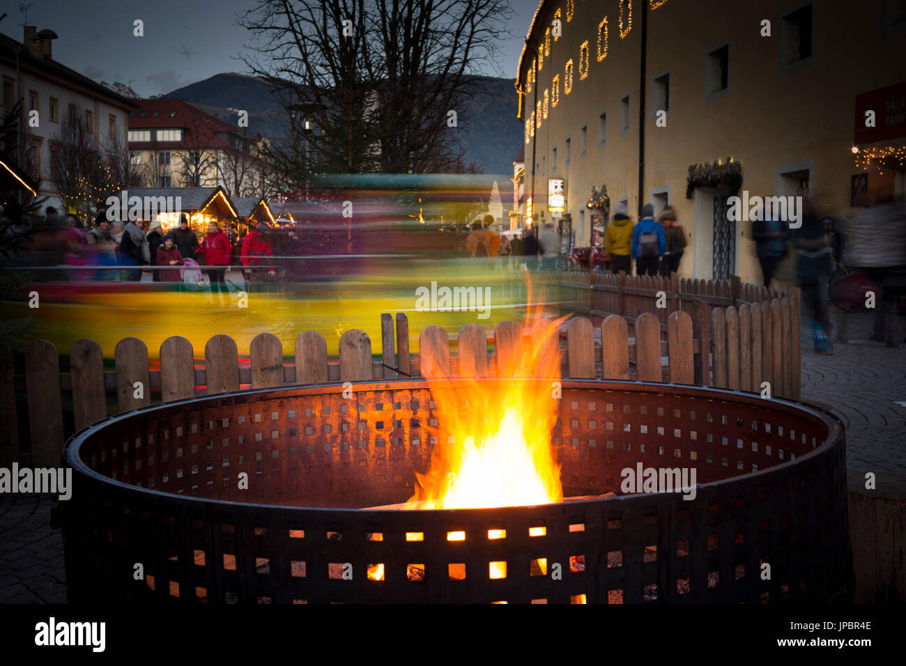 Une image d'un feu avec un petit train qui passait juste derrière le feu, pendant le marché de Noël dans la ville de Funchal, la province de Bolzano, le Tyrol du Sud, Trentin-Haut-Adige, Italie, Europe Banque D'Images