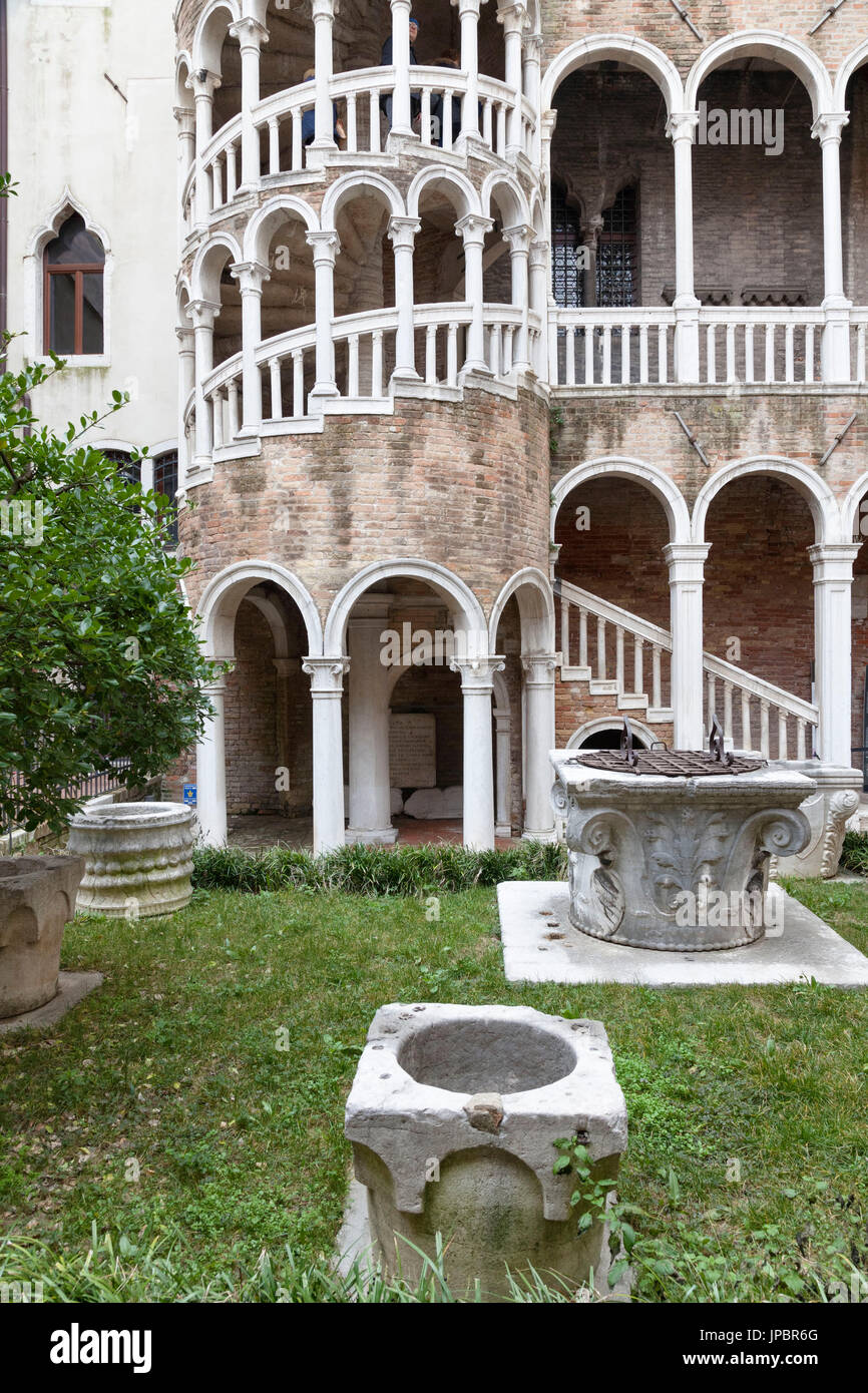 L'Europe, Italie, Vénétie, Venise. Détail de l'escalier de l'Hôtel Palazzo Contarini del Bovolo Banque D'Images