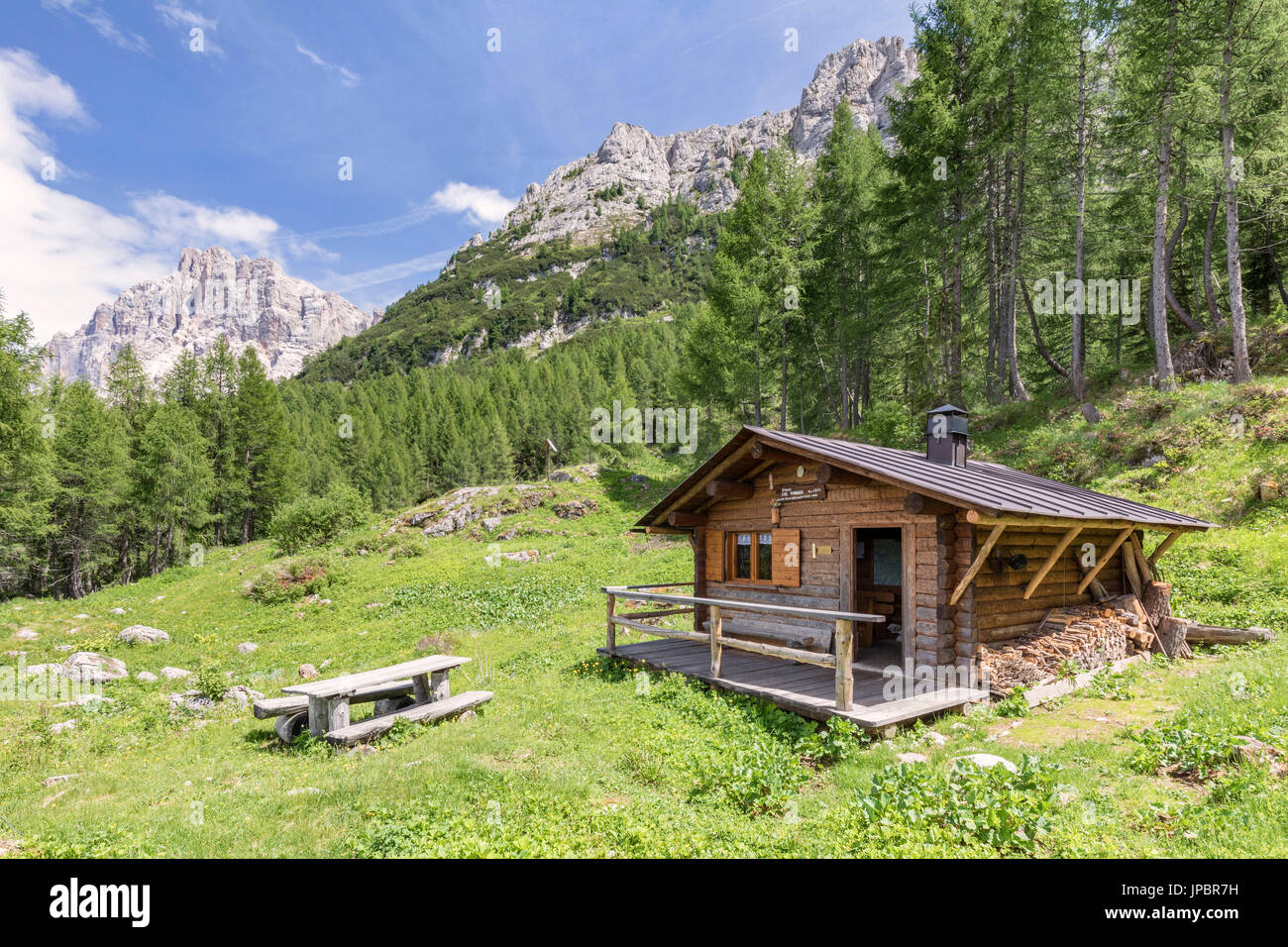 L'Europe, Italie, Vénétie, San Tomaso Agordino, Dolomites, le Col Mandro cabane en bois avec fond sur groupe Civetta Banque D'Images