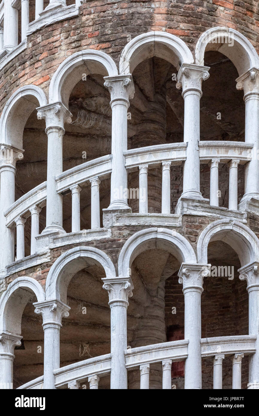 L'Europe, Italie, Vénétie, Venise. L'escalier extérieur de l'Hôtel Palazzo Contarini del Bovolo Banque D'Images