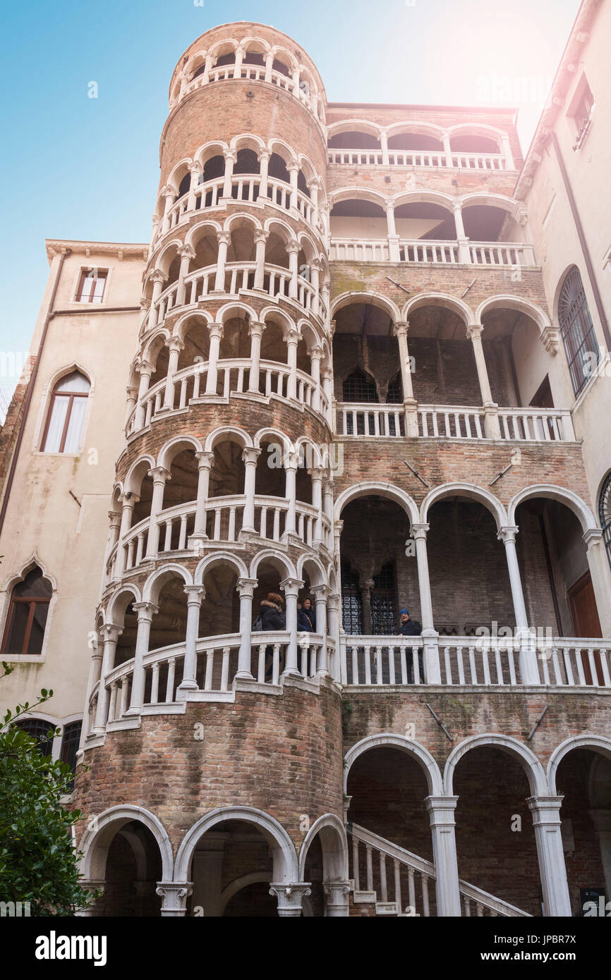 L'Europe, Italie, Vénétie, Venise. L'escalier extérieur de l'Hôtel Palazzo Contarini del Bovolo Banque D'Images