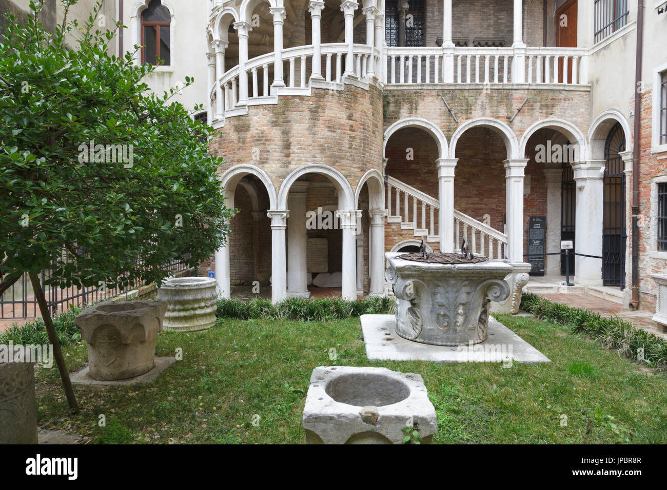 L'Europe, Italie, Vénétie, Venise. Détail de l'escalier de l'Hôtel Palazzo Contarini del Bovolo Banque D'Images