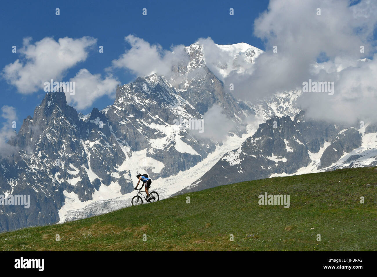 MTB Biker avec Monte Bianco (Mont Blanc) sur le contexte, Val Ferret, vallée d'aoste, Italie Banque D'Images