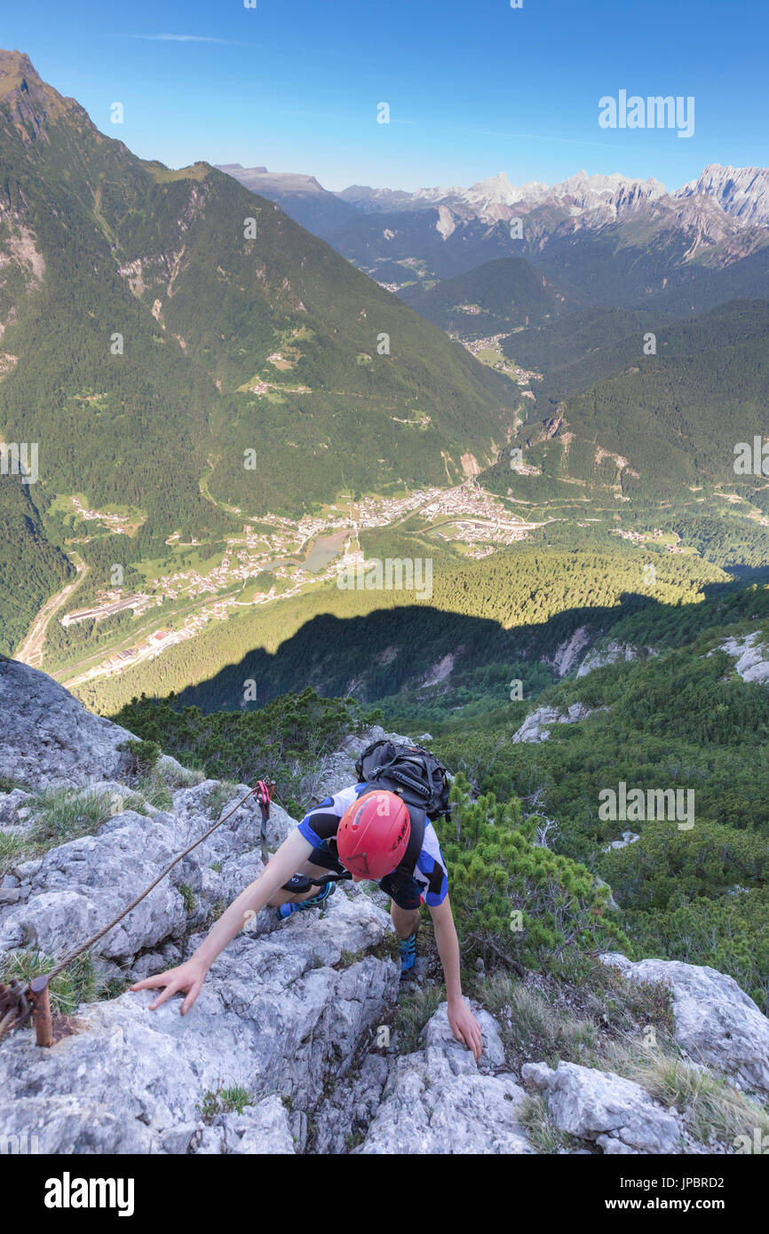 L'Europe, Italie, Vénétie, Agordo, d'alpiniste sur la via ferrata Fiamme Gialle à Palazza Alta de Pelsa Civetta, groupe, Dolomites Banque D'Images