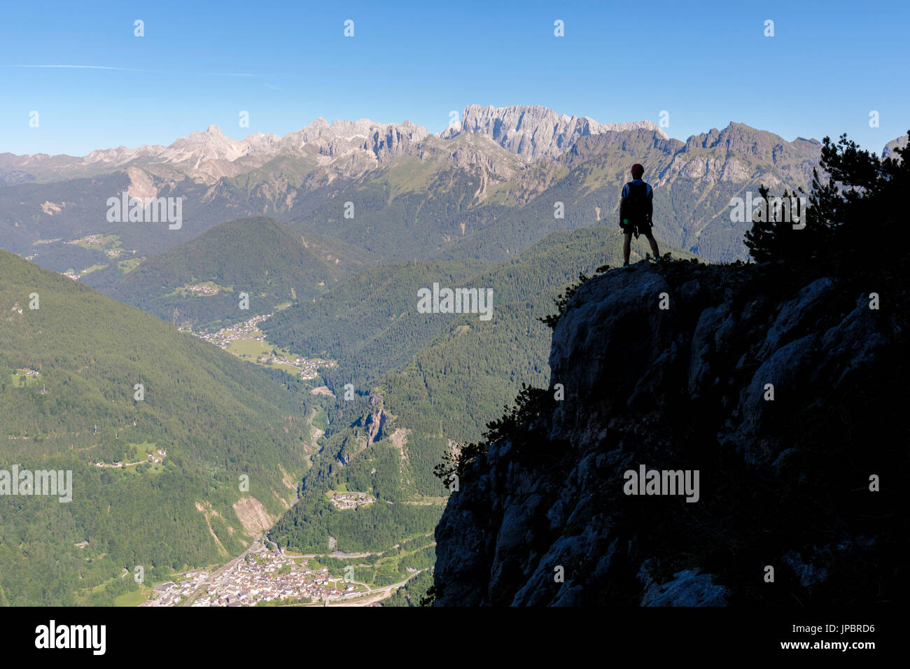 L'Europe, Italie, Vénétie, Agordino, Dolomites, alpiniste silhouette vers le village de Cencenighe Agordino et la vallée de Biois Banque D'Images
