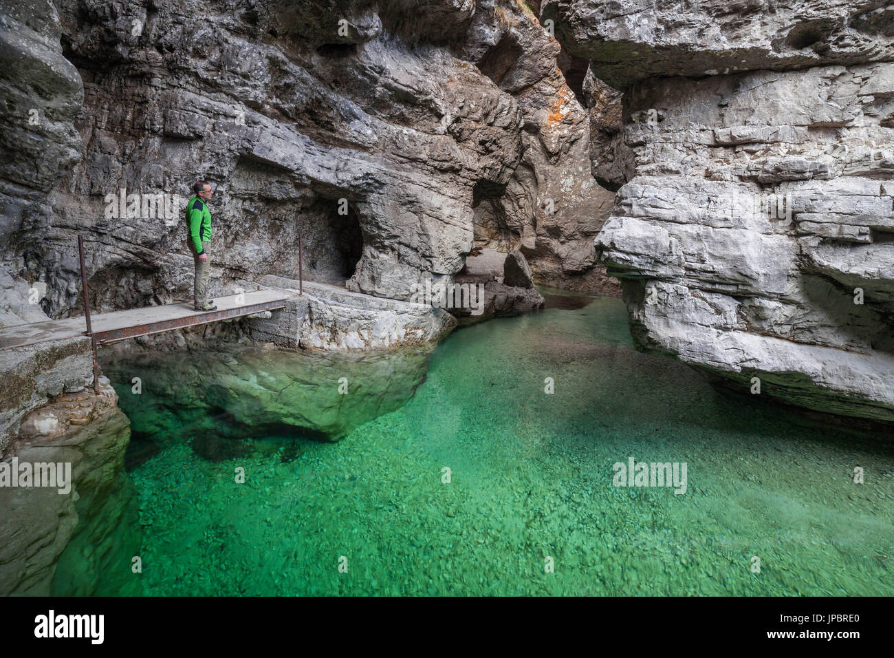 Le profond canyon sculpté par l'eau venant de val Soffia, dans sa dernière partie à la confluence avec le lac de mis. La couleur de l'eau est un beau vert émeraude. Monti del Sole, le Parc National des Dolomites de Belluno, Padova, Veneto, Italie Banque D'Images