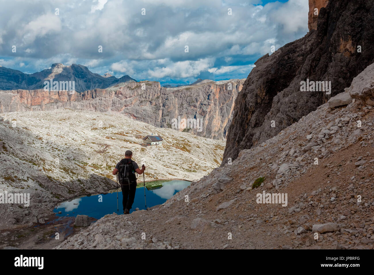 Les randonneurs en ordre décroissant le chemin SAM 666, au bas de l'Piasciadu lac turquoise et retour le Franco Cavazza hut. Dolomites, dans le groupe du Sella. Banque D'Images