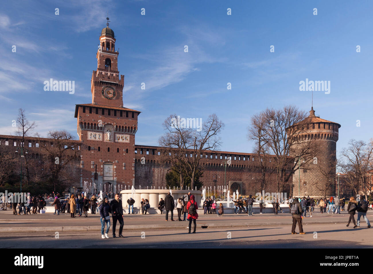 Milan, Lombardie, Italie. Château Sforzesco avec des gens dans une journée ensoleillée. Banque D'Images
