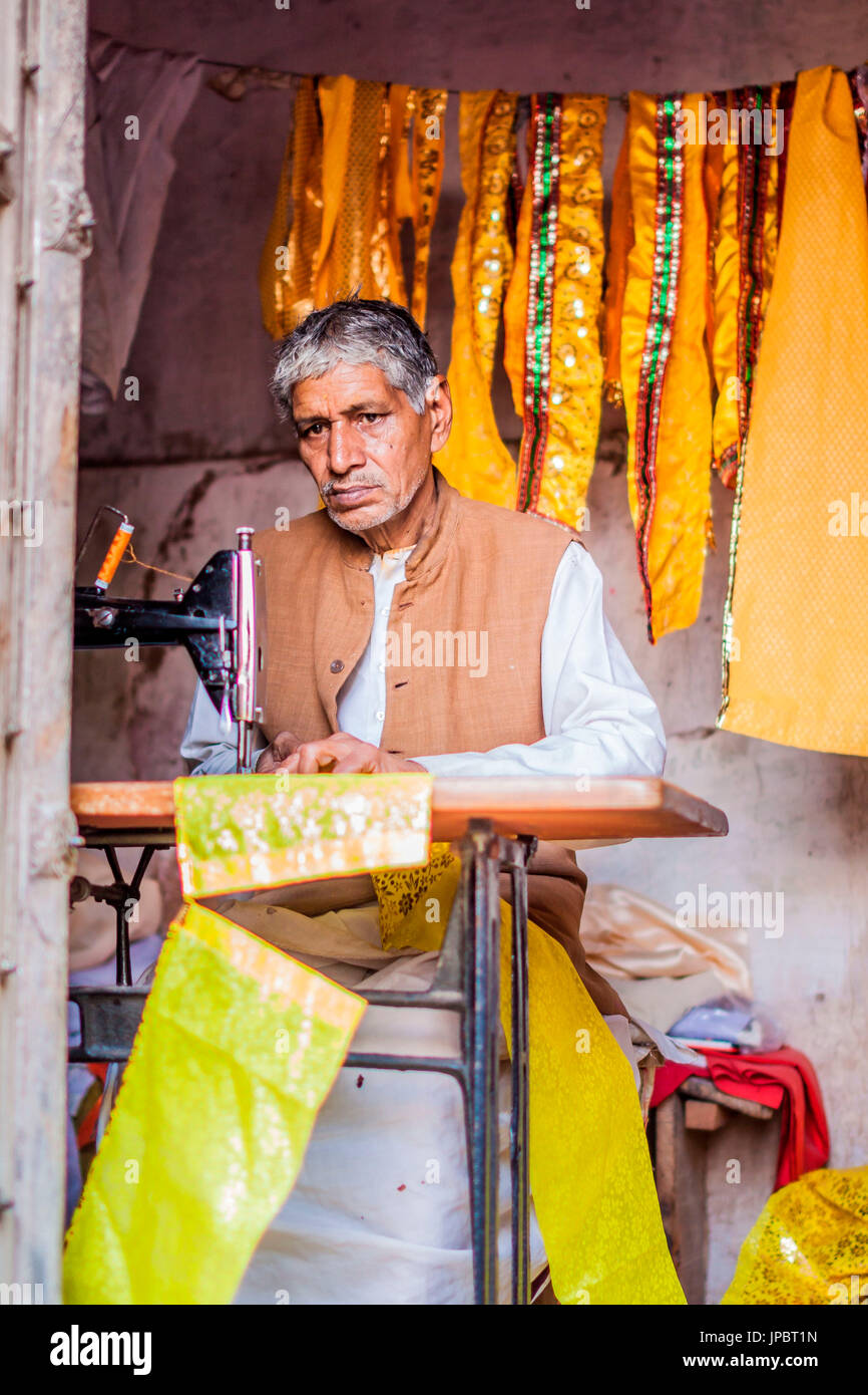 L'Asie, l'Inde, Uttar Pradesh, Nandgaon, tailleur dans les rues du village Banque D'Images