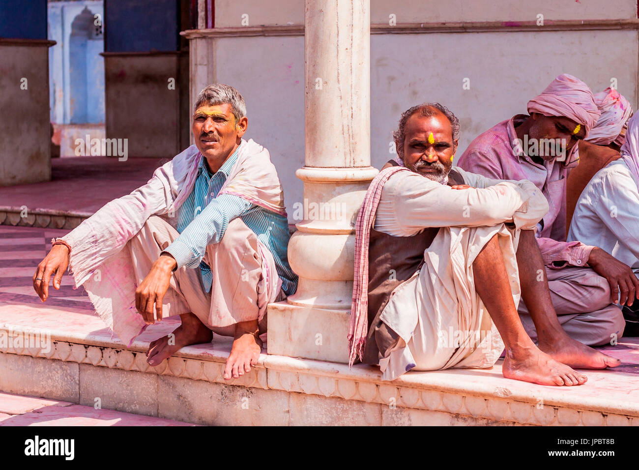 L'Asie, l'Inde, Uttar Pradesh, Nandgaon, les hommes dans le temple Banque D'Images