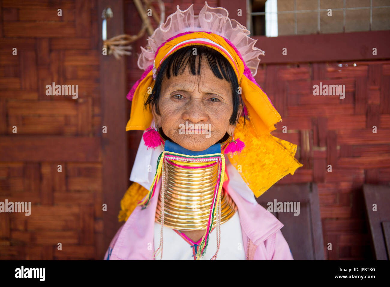 Lac Inle, Nyaungshwe township, Yangon, Myanmar (Birmanie). Portrait d'une femme Kayan (Padaung). Banque D'Images