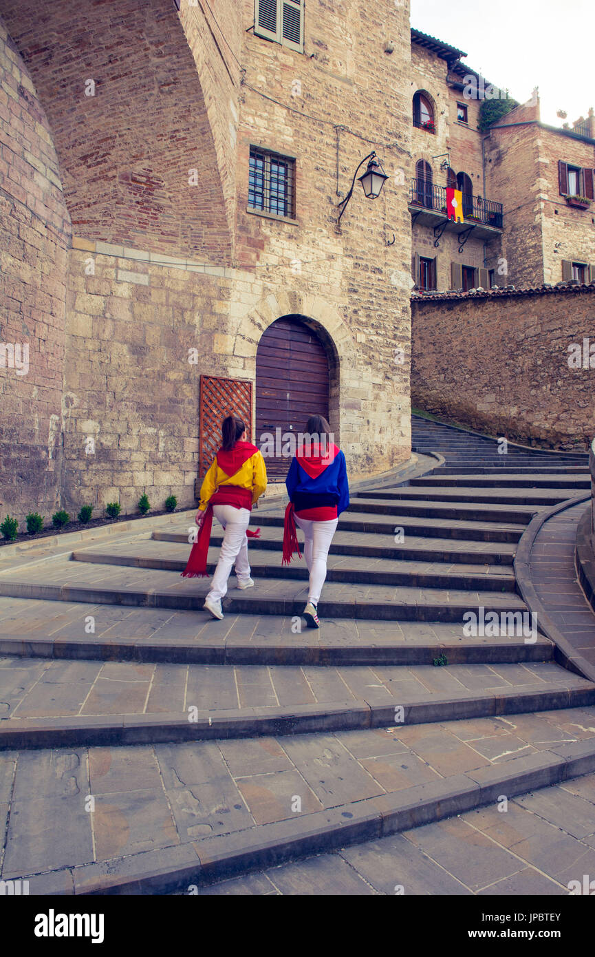 Gubbio, Ombrie, Italie. Les gens en robes typiques pendant la course de la fête des chandelles. Banque D'Images