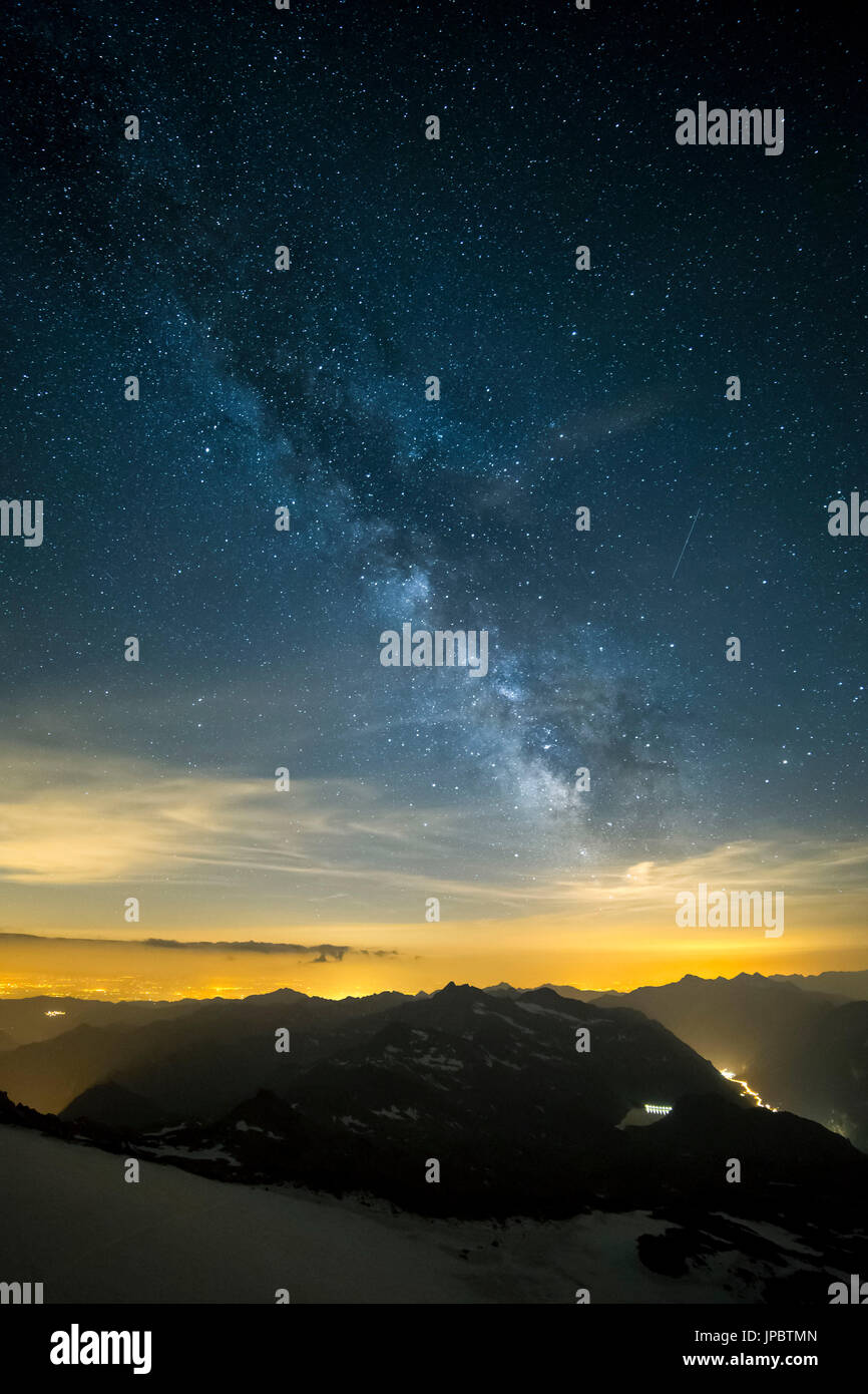 Le ciel étoilé et la Voie Lactée du refuge Gnifetti dans massif du Monte Rosa (Gressoney, Vallée du Lys ; province d'Aoste, vallée d'aoste, Italie, Europe) Banque D'Images