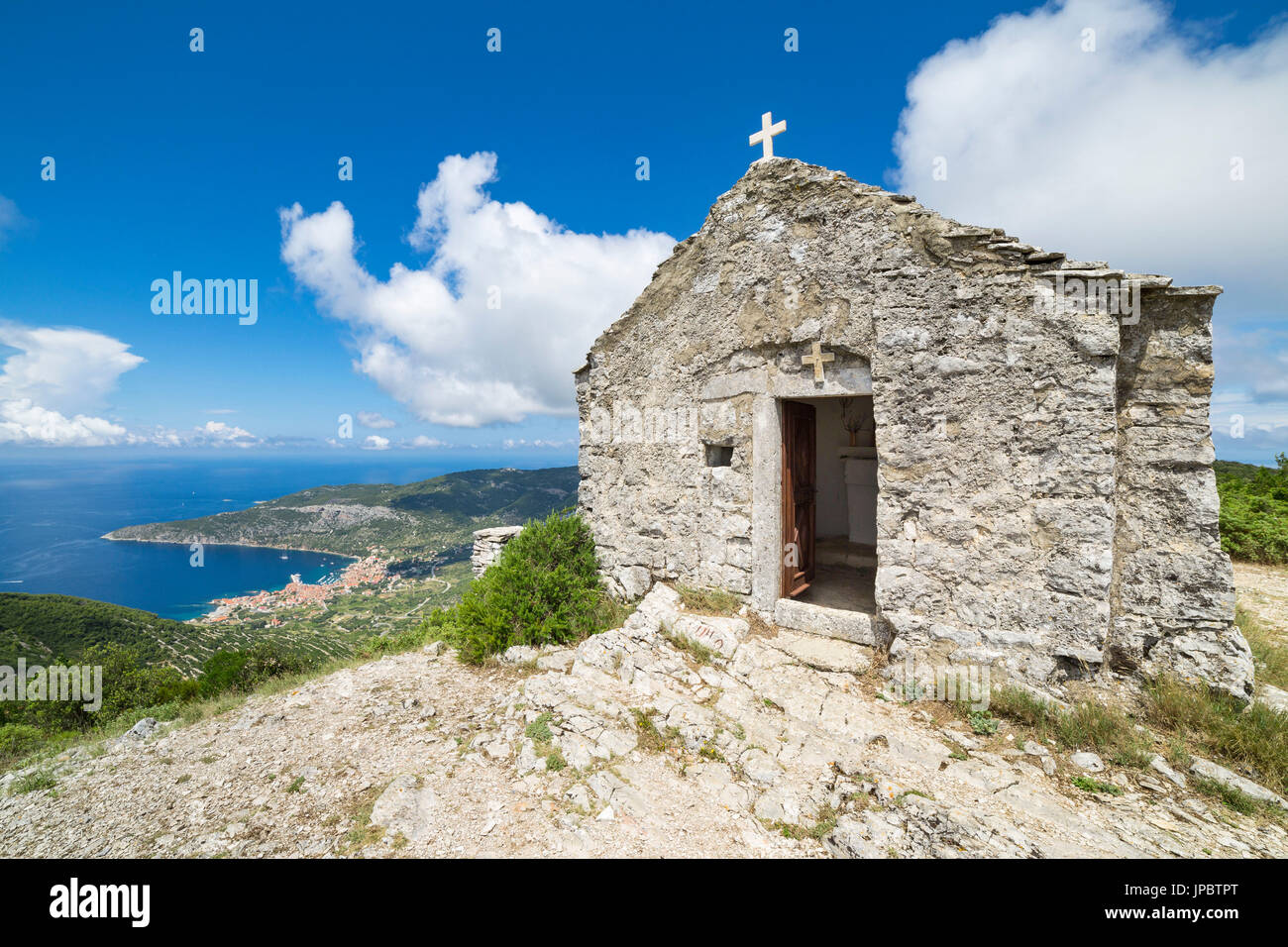 L'église de l'esprit de houx (Crkva Sv. Duha) dans le mont Hum, le village de Komiza au bas (Komiza, l''île de Vis, le comté de Split-Dalmatie, région Dalmatie, Croatie, Europe) Banque D'Images