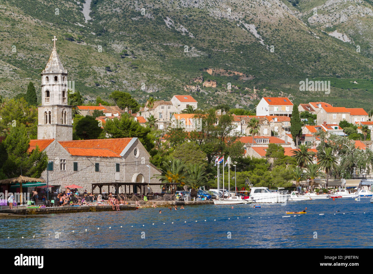 Village de Cavtat et port, vue depuis la mer (Konavle, Dubrovnik, Dubrovnik-Neretva county, région Dalmatie, Croatie, Europe) Banque D'Images