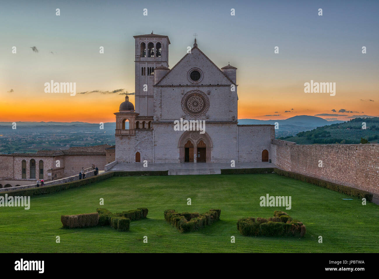 L'Italie, l'Ombrie, assise, Basilique de Saint François au coucher du soleil Banque D'Images
