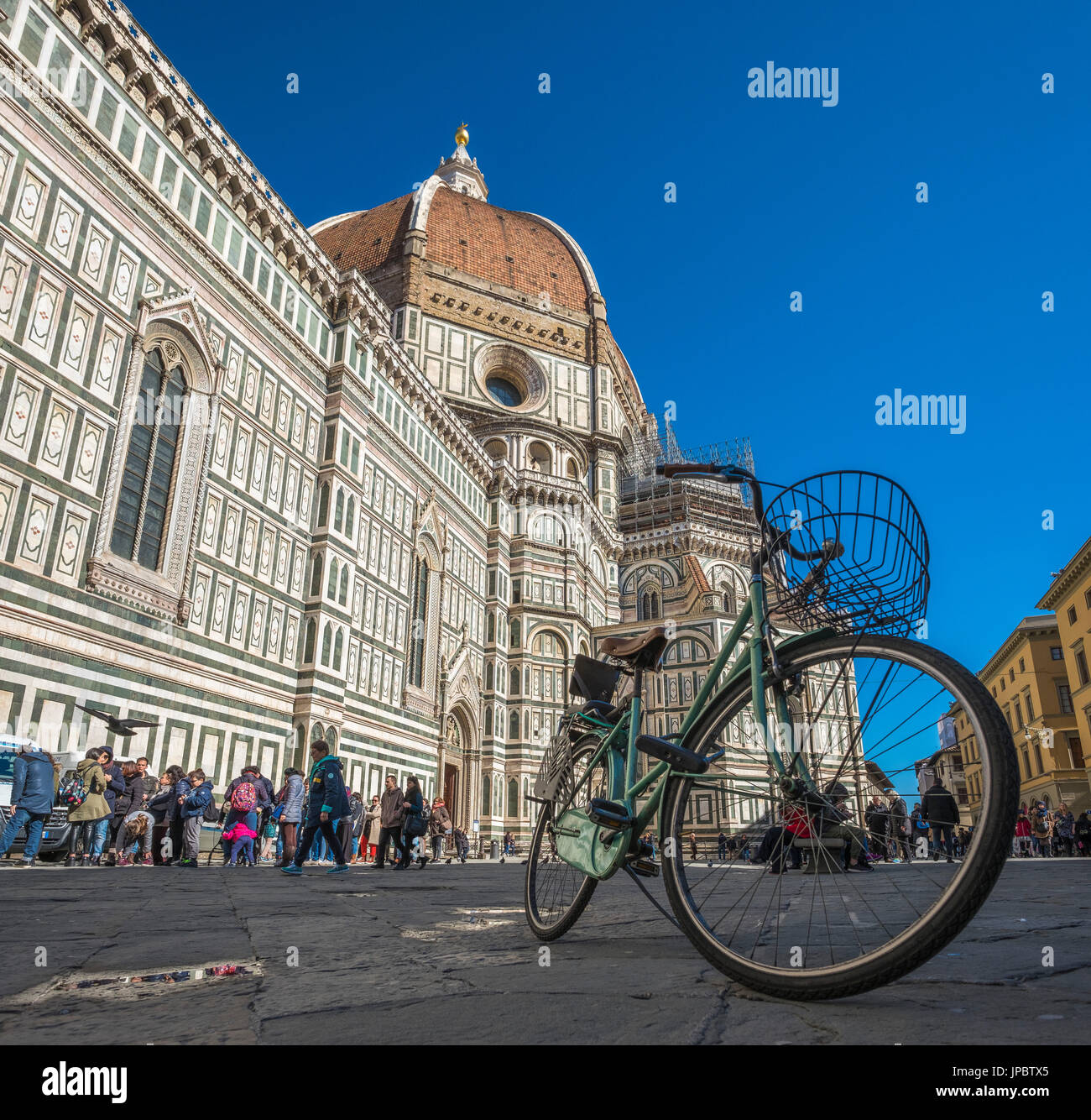 Italie, Toscane, Florence, vieux vélo sur la Piazza del Duomo avec l'église Santa Maria del Fiore Banque D'Images