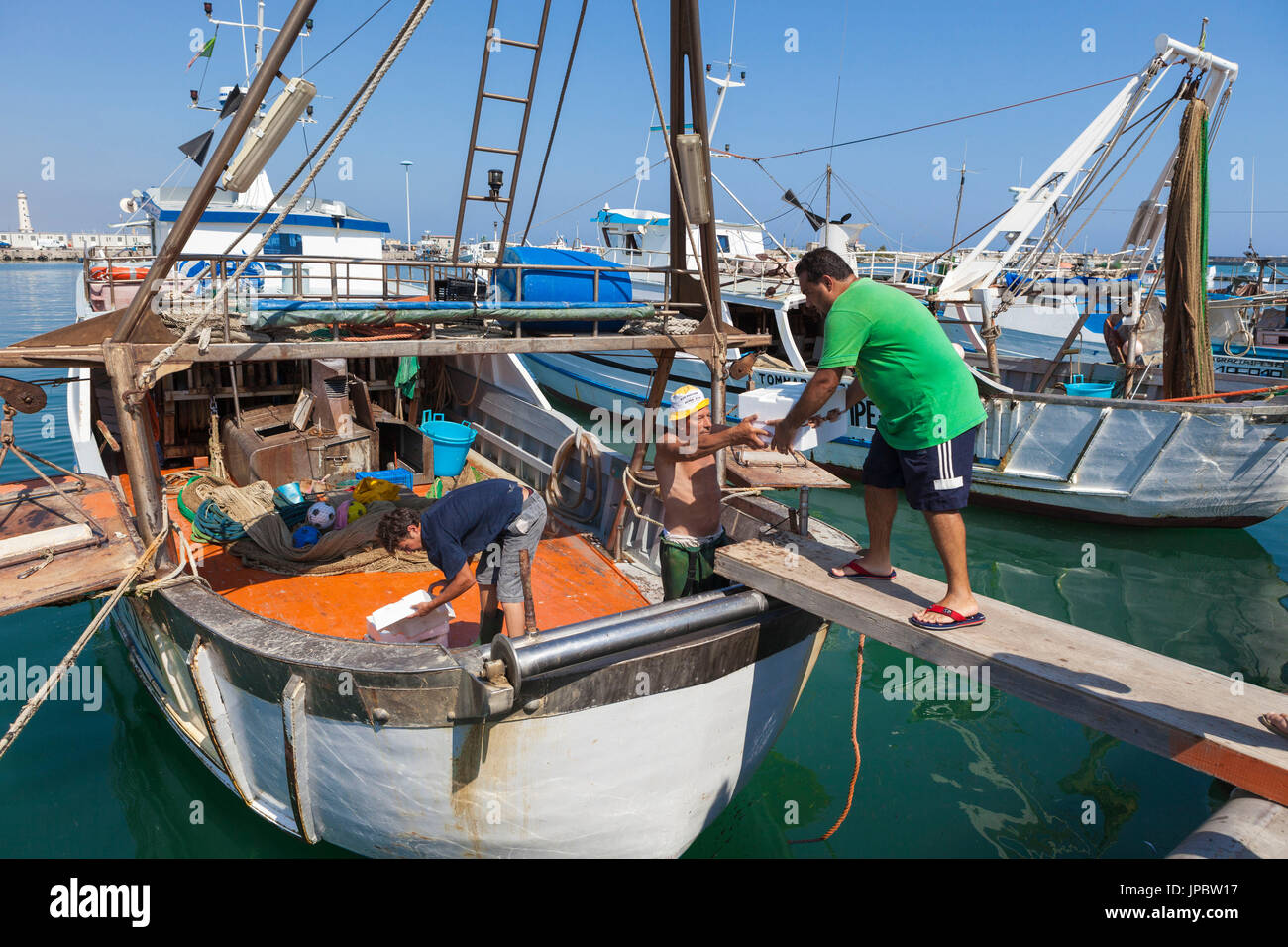 Les pêcheurs au travail sur les bateaux dans le port de Licata, province d'Agrigento Sicile Italie Europe Banque D'Images