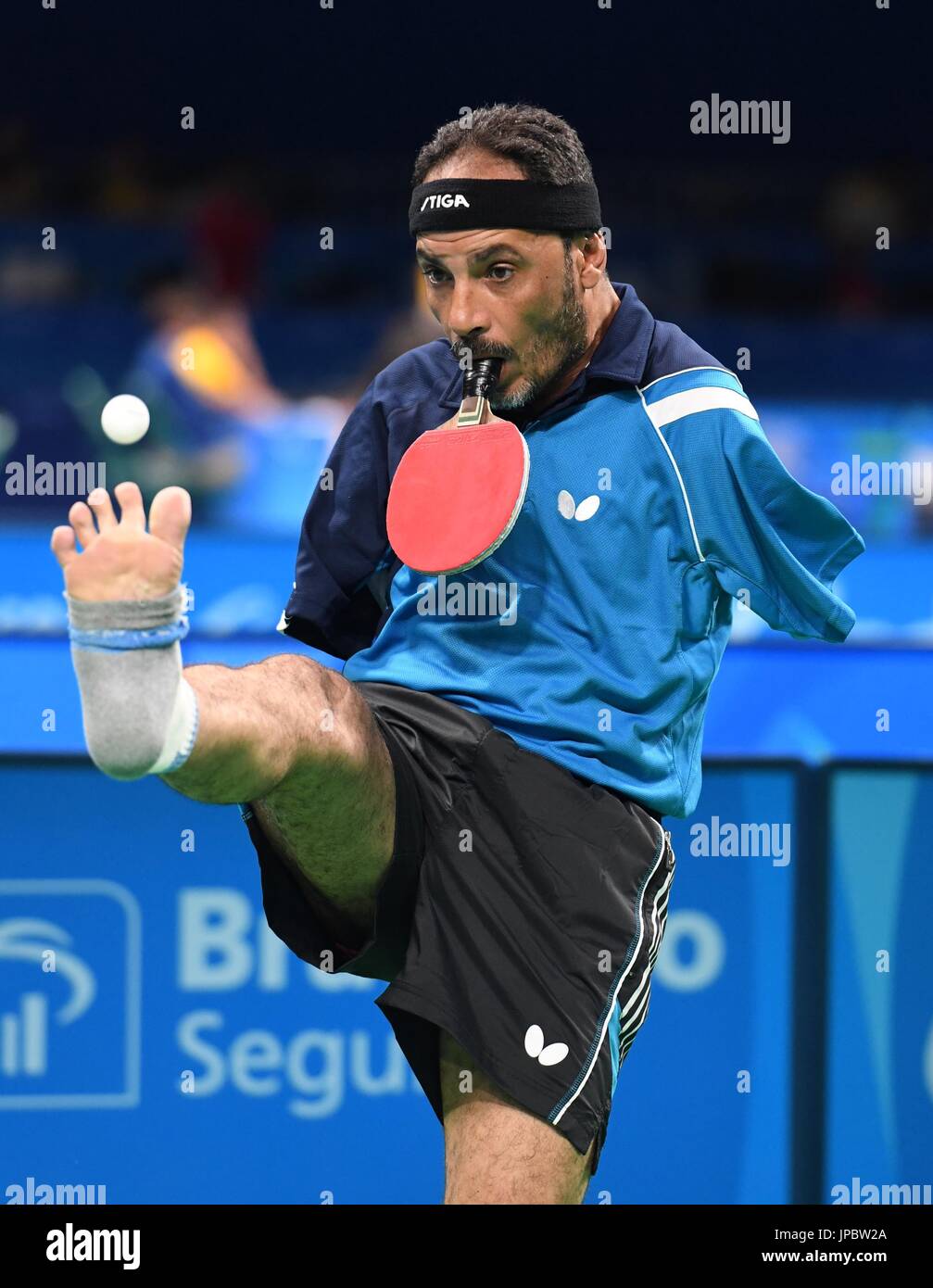 Ibrahim Hamadtou, un joueur de tennis de table Égyptienne sans bras, lance  le ballon à l'aide de son pied droit lors d'un match contre la  Grande-Bretagne David Wetherill dans les préliminaires de