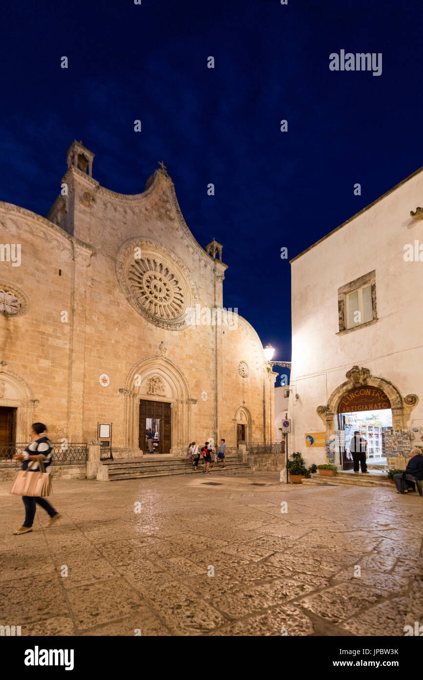 Vue de la nuit de l'ancienne cathédrale d'Ostuni dans la vieille ville médiévale province de Brindisi Pouilles Italie Europe Banque D'Images