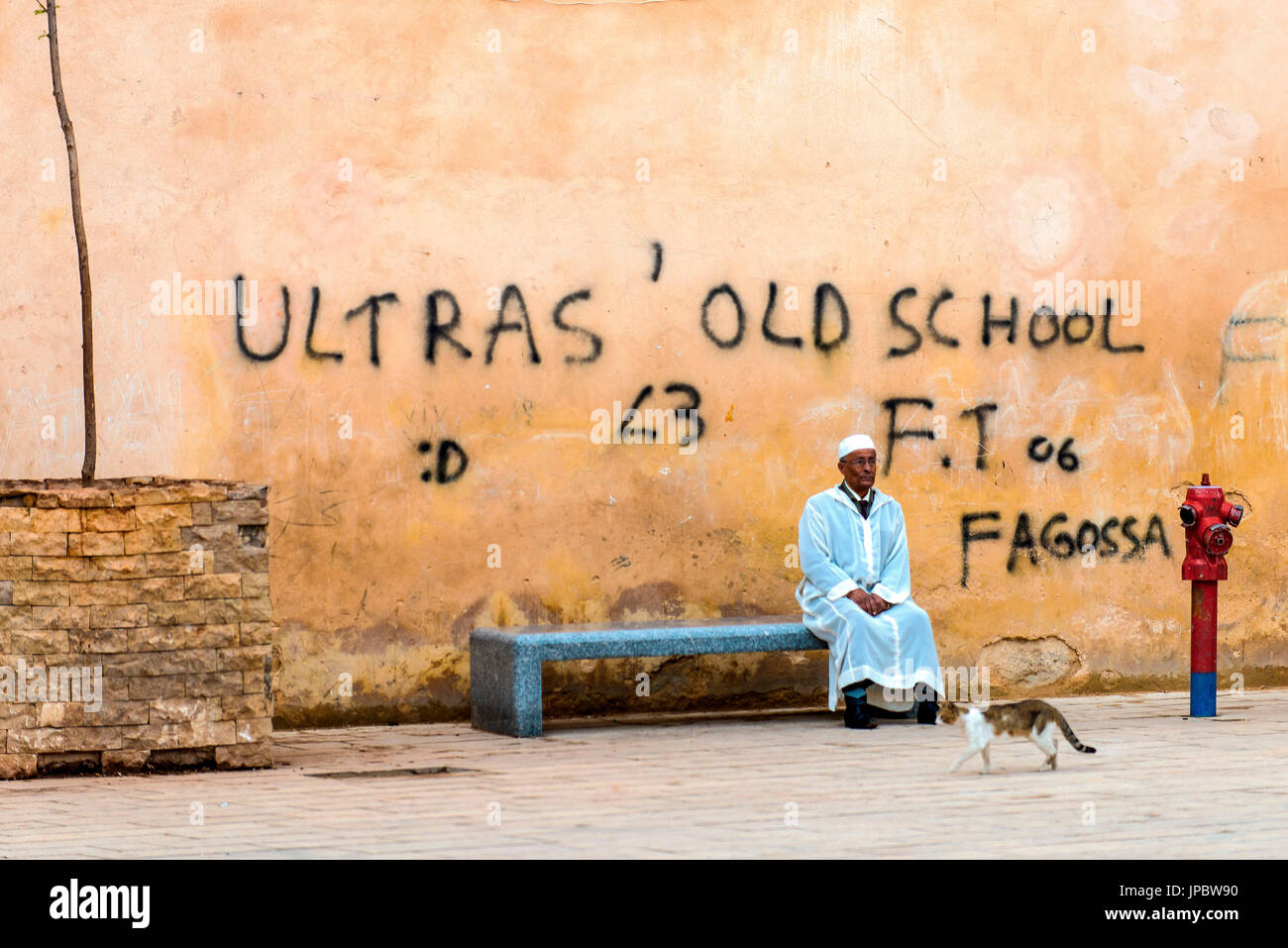 Fes, Maroc, Afrique du Nord. Un vieil homme avec robe blanche est relaxant. Banque D'Images