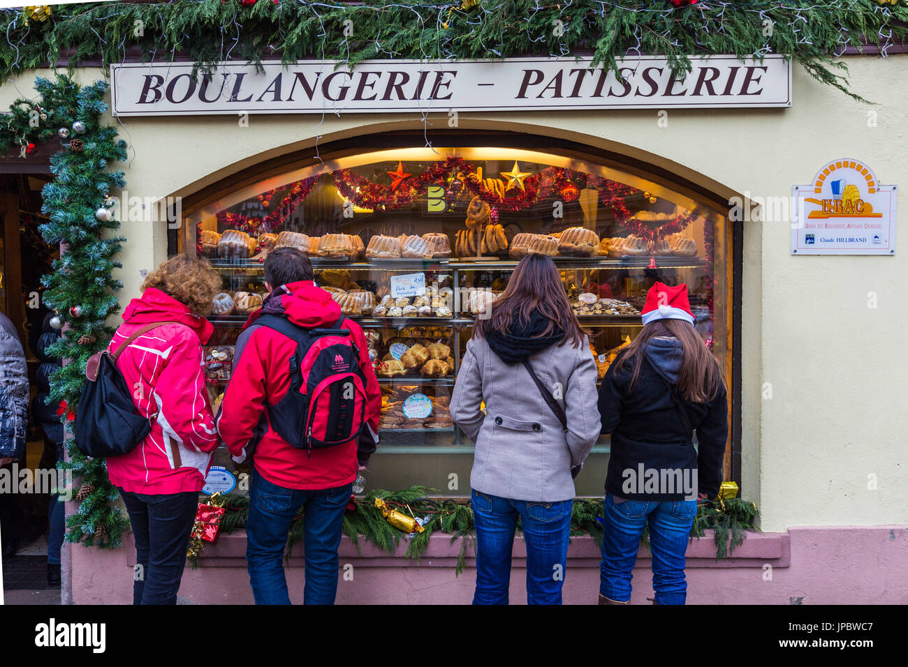 Les touristes à la vitrine d'une pâtisserie avec les bonbons typiques Kaysersberg Haut-Rhin Alsace France Europe Banque D'Images