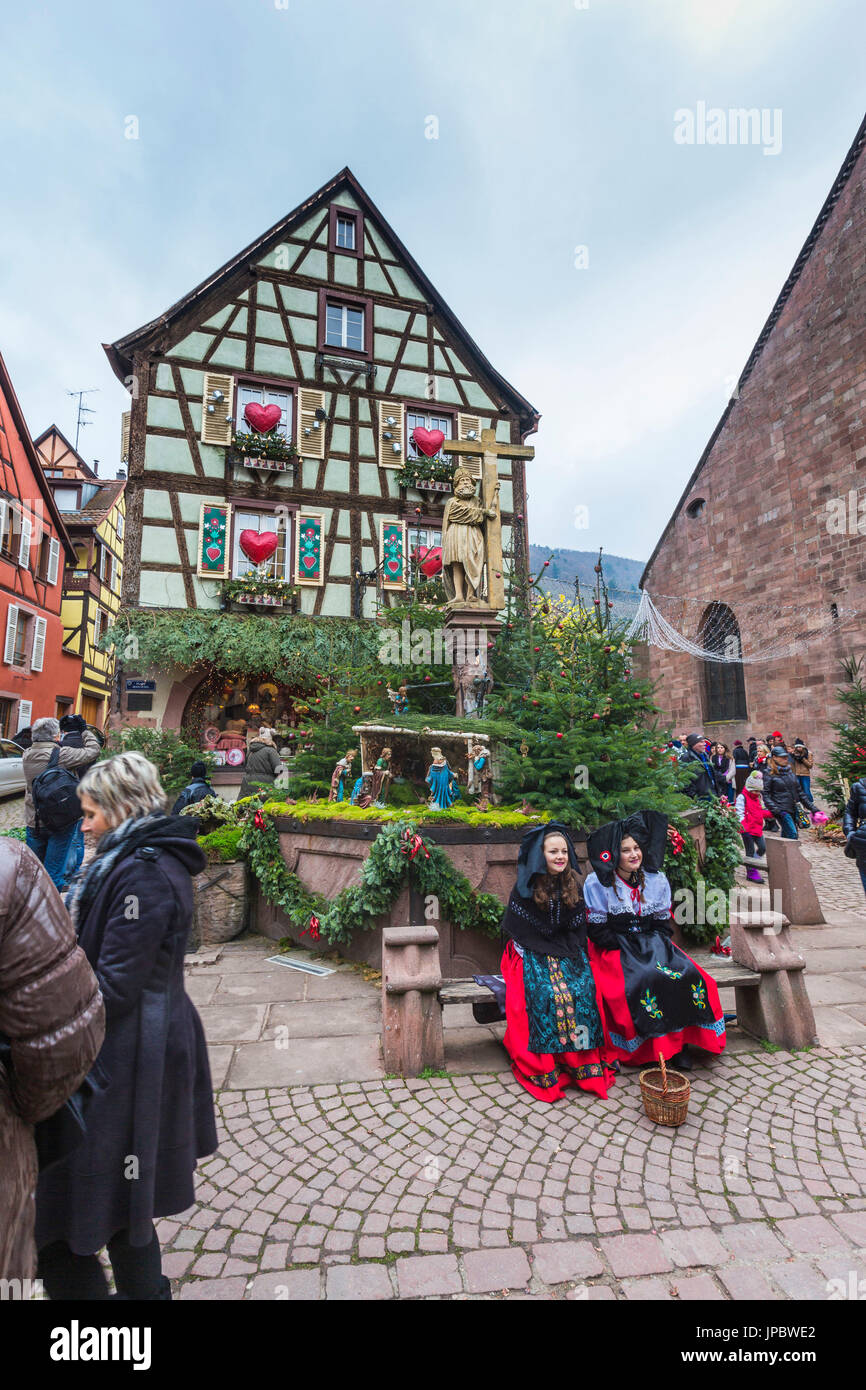 Une maison typique de la vieille ville médiévale enrichie d'ornements de Noël Kaysersberg Haut-Rhin Alsace France Europe Banque D'Images