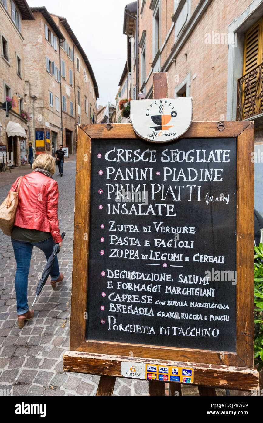 Nourriture typique shop dans les ruelles de l'ancienne ville médiévale de Hill d'Urbino Province de Pesaro Marches Italie Europe Banque D'Images