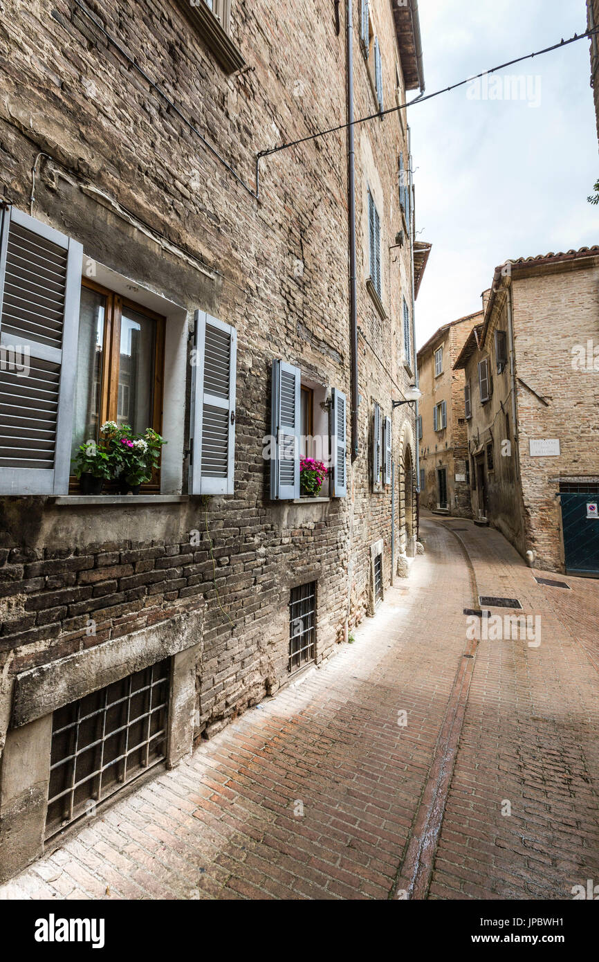 Une ruelle typique de l'ancienne colline de la ville médiévale de la Province de Pesaro Urbino Marches Italie Europe Banque D'Images