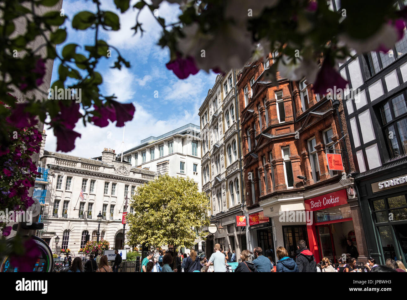 Personnes et des magasins sur la zone piétonne de Carnaby Street Soho Londres Royaume-Uni Banque D'Images