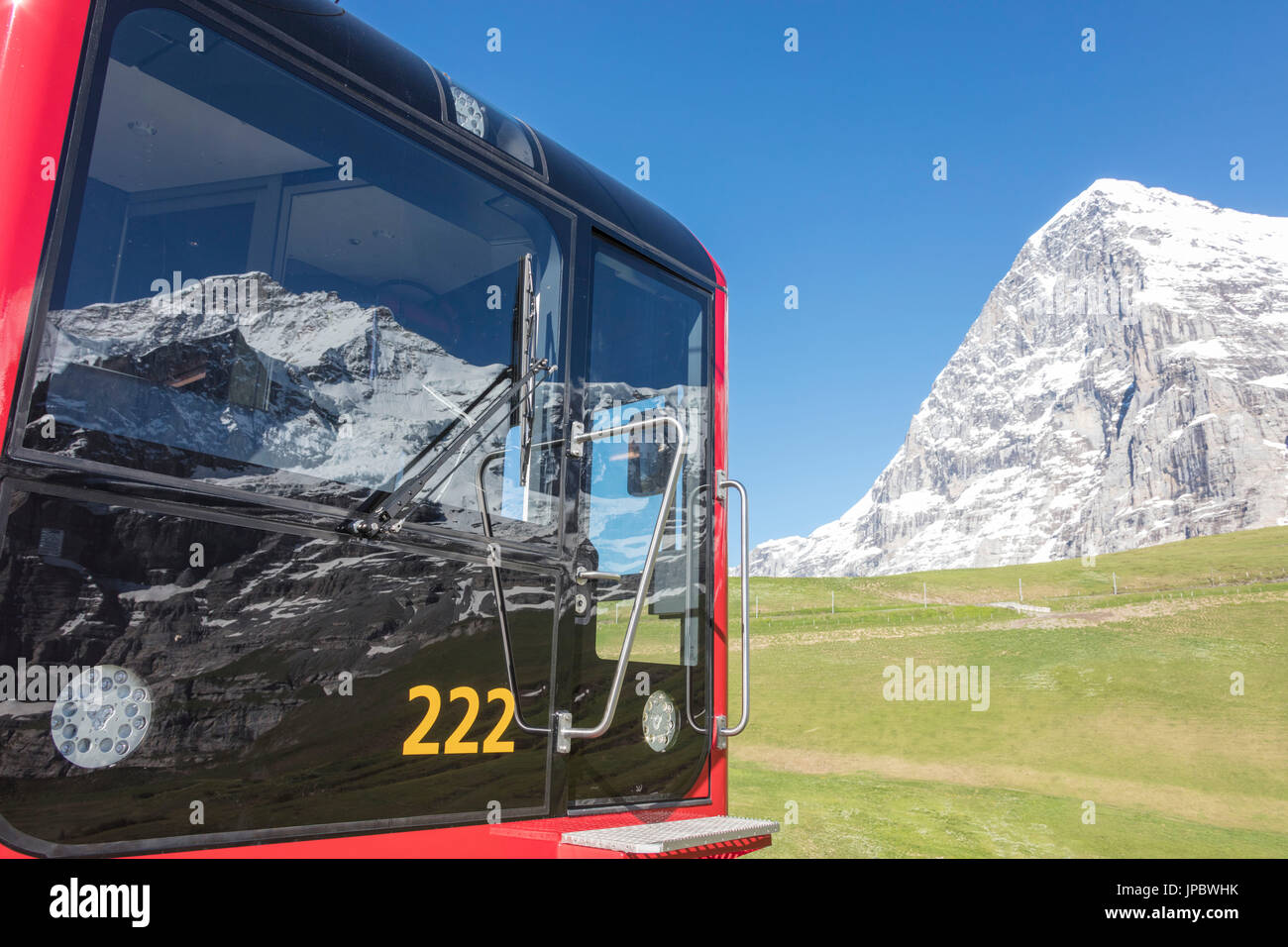 Pic enneigé reflète dans la fenêtre d'un wagon de train Wengernalpbahn Wengen Oberland Bernois canton de Berne Suisse Europe Banque D'Images