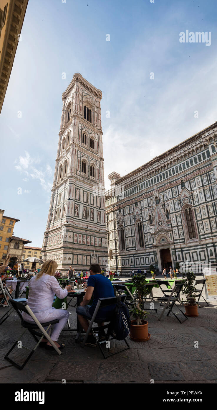 Les touristes en train de déjeuner dans les restaurants typiques face au Campanile de Giotto Florence Toscane Italie Europe Banque D'Images
