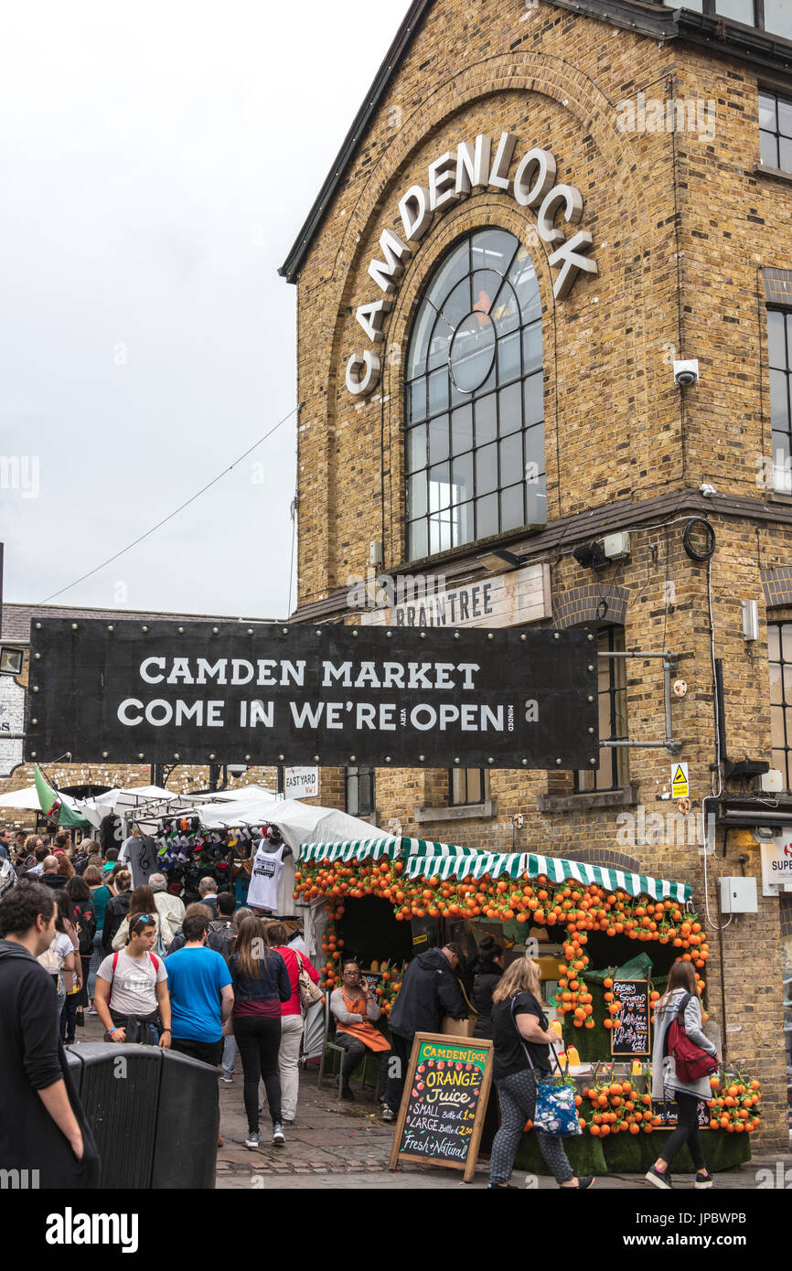 Les gens affluent dans les rues commerçantes du marché de Camden au nord ouest de Londres, Royaume-Uni Banque D'Images