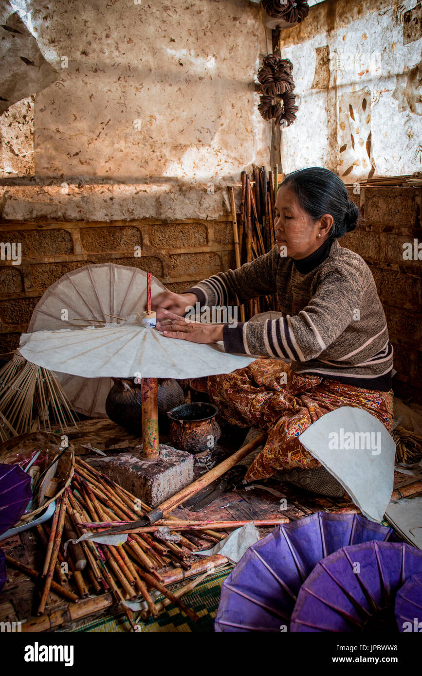 Le Myanmar, l'Asie du Sud Est. Un petit atelier où ils construisent de parasols en bois et papier. Banque D'Images