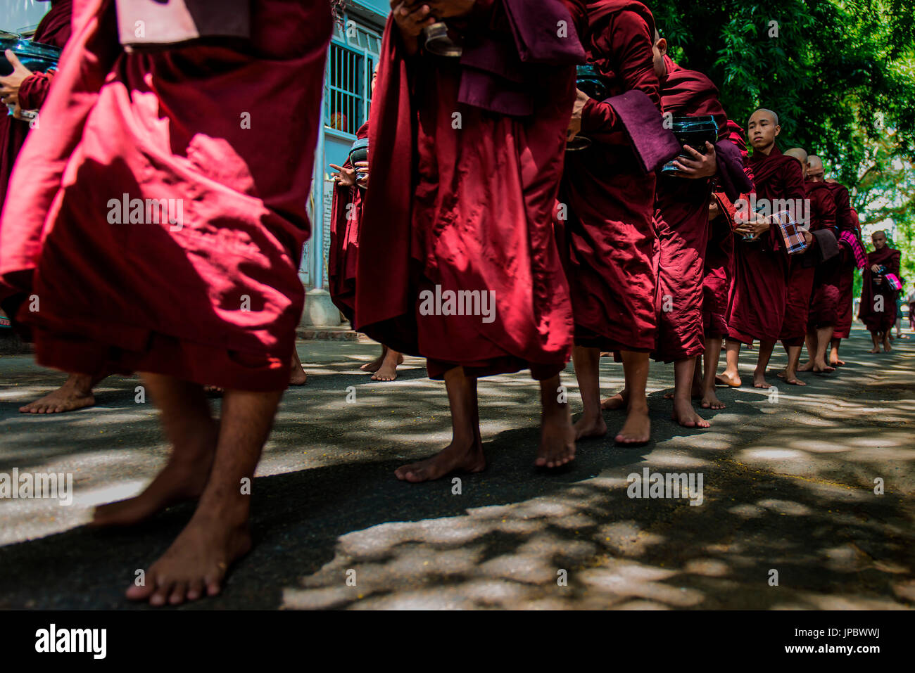 Monastère Mahagandayon, Amarapura, Myanmar, l'Asie du Sud Est. Monks dans une rangée pour le rituel du déjeuner. Banque D'Images