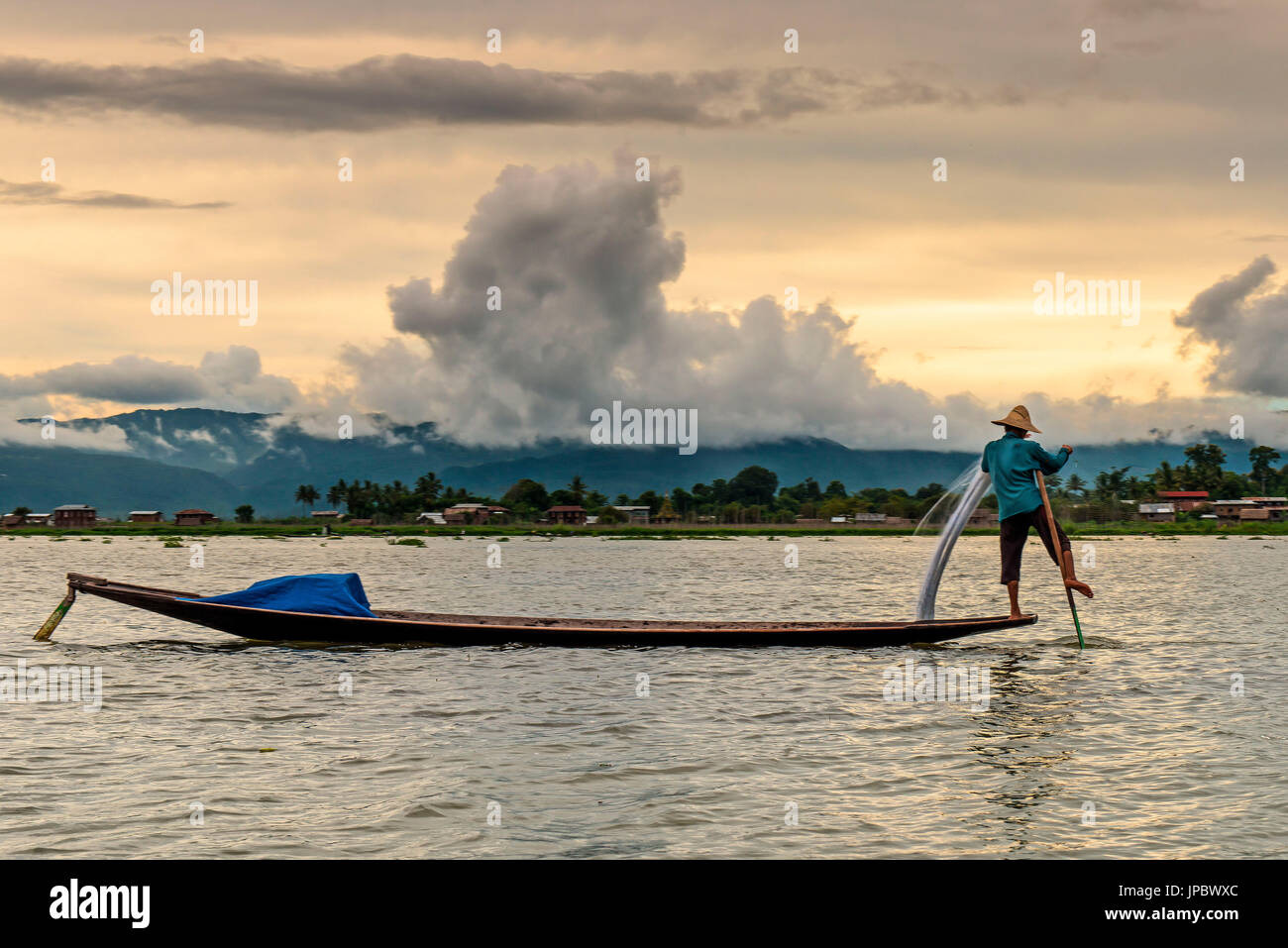 Lac Inle, Myanmar, l'Asie du Sud Est. Un pêcheur en équilibre sur son canot. Banque D'Images