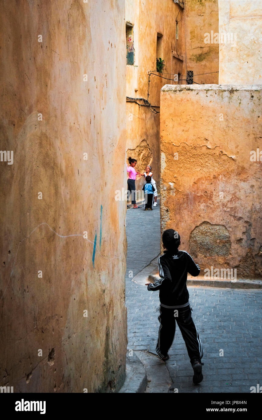 Fes, Maroc, Afrique. Les enfants jouant dans les ruelles de la médina. Banque D'Images