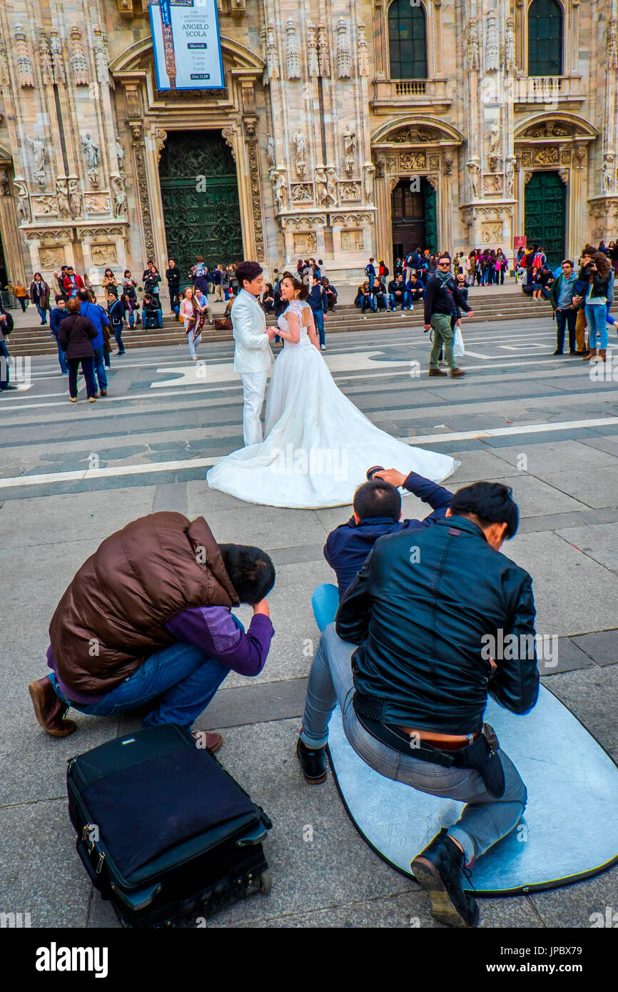 Milan, Lombardie, Italie, Europe. Un couple de senior devant la cathédrale de Milan. Banque D'Images