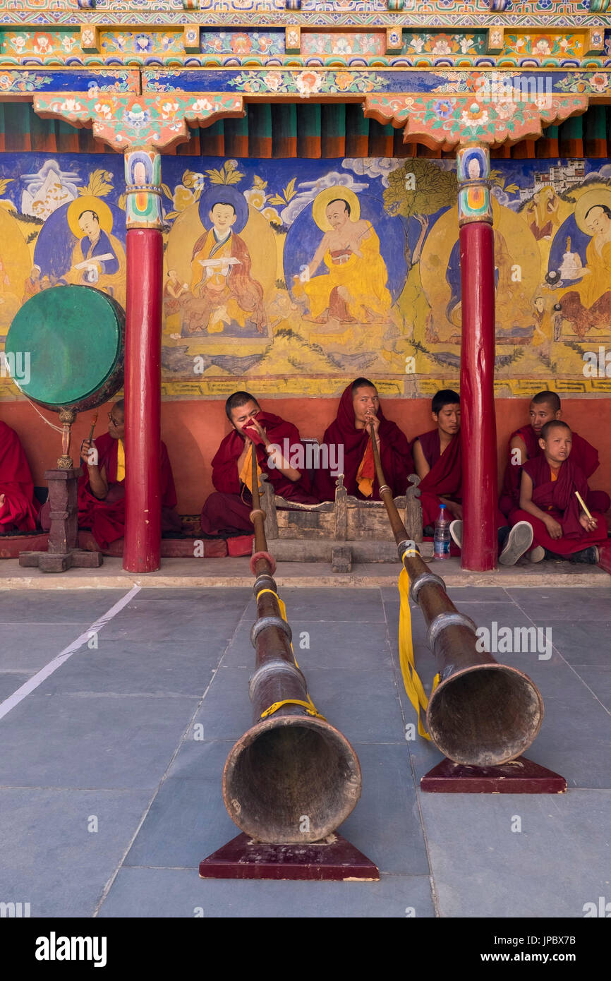 Le monastère de Thiksey, vallée de l'Indus, Ladakh, Inde, Asie. Les moines bouddhistes tibétains à l'avertisseur sonore. Banque D'Images