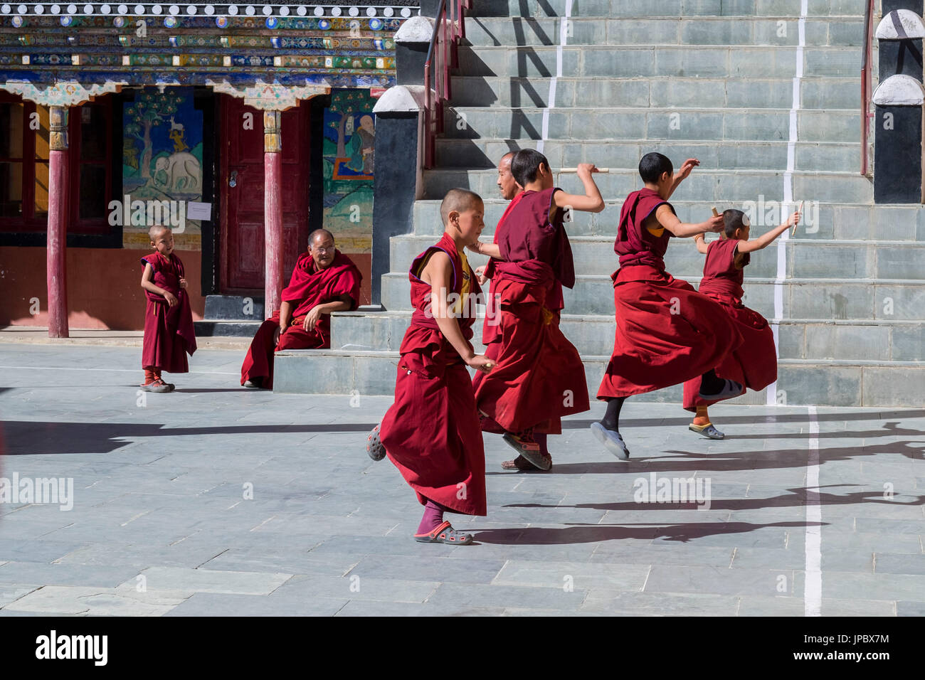 Le monastère de Thiksey, vallée de l'Indus, Ladakh, Inde, Asie. Les cours de danse avant le festival. Banque D'Images