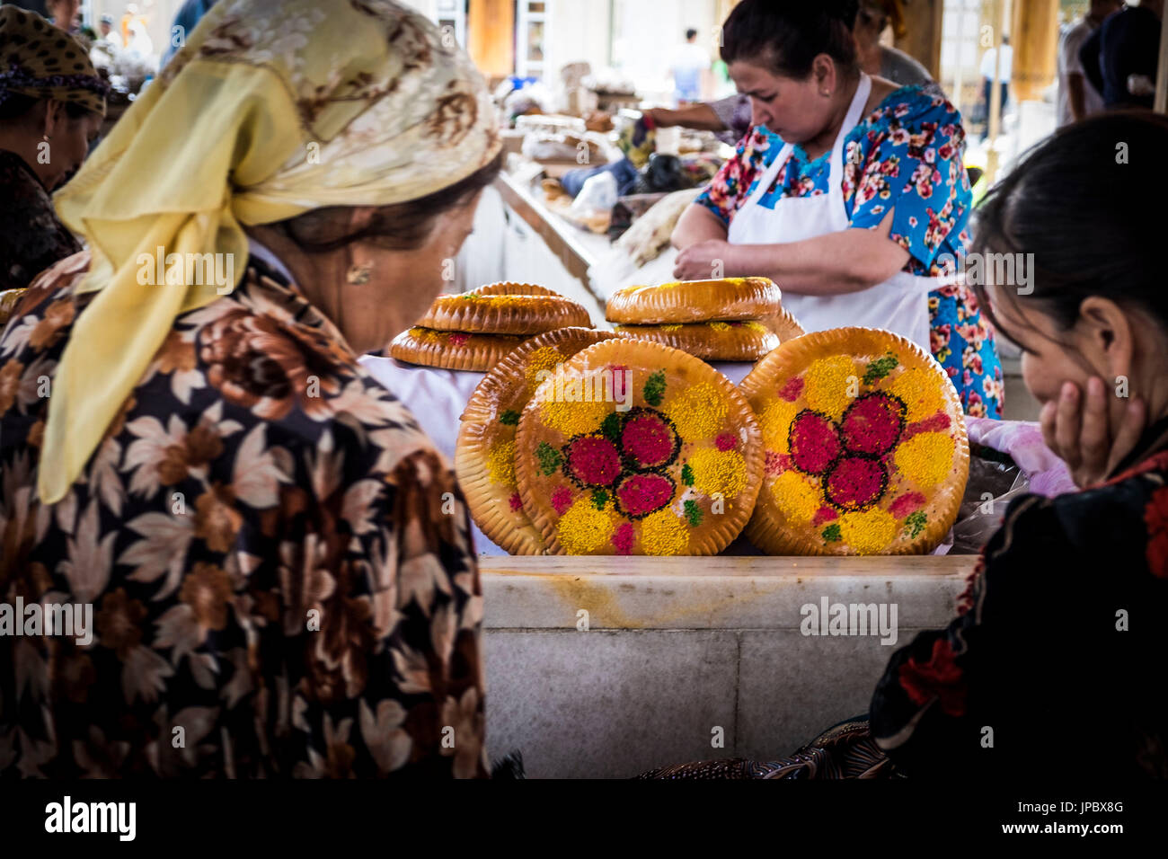 Samarkand, Ouzbékistan, l'Asie centrale. L'ouzbek traditionnel pain dans l'alimentation. Banque D'Images