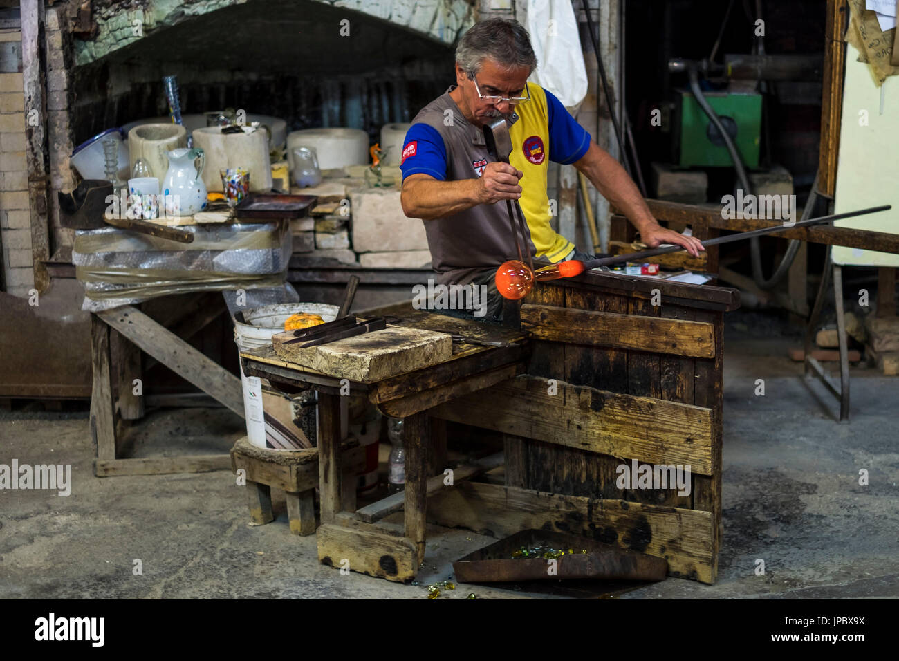 Souffleur de verre, Murano, Venise, Vénétie, dans le nord est de l'Italie, l'Europe. Banque D'Images