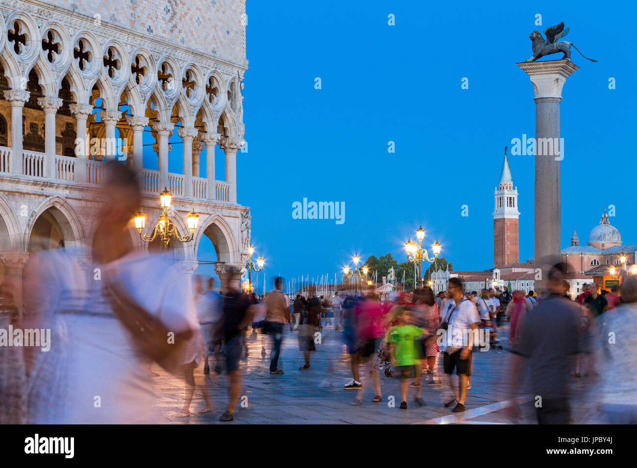 Les touristes d'admirer les bâtiments historiques au crépuscule dans la place Saint Marc Venise Vénétie Italie Europe Banque D'Images
