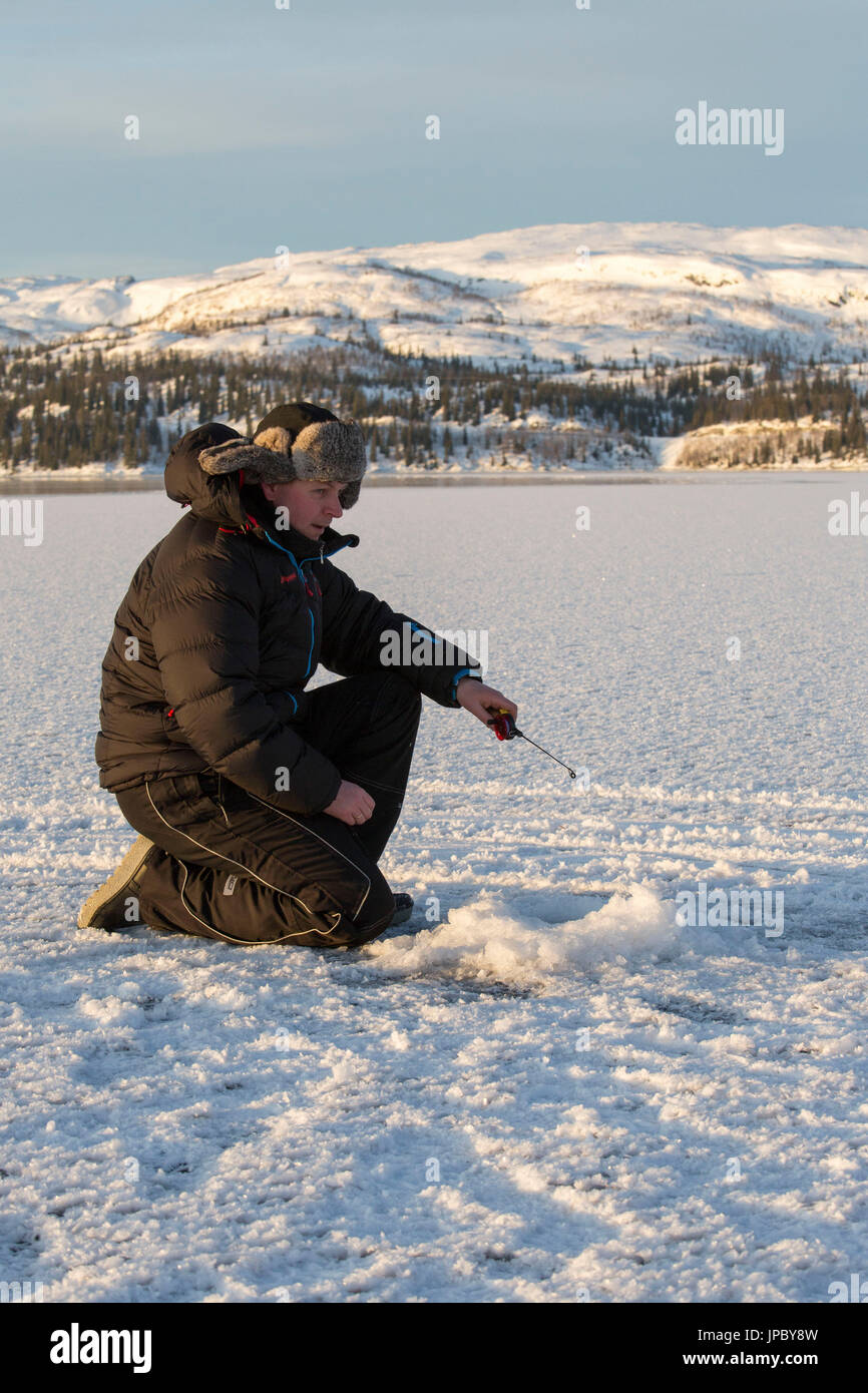 La pêche sur glace au lac Limingen Rorvik Parc National Børgefjell Trøndelag Norvège Europe Banque D'Images