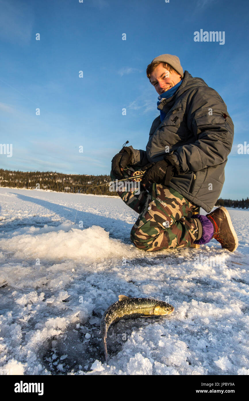 La pêche sur glace au lac Limingen Rorvik Parc National Børgefjell Trøndelag Norvège Europe Banque D'Images